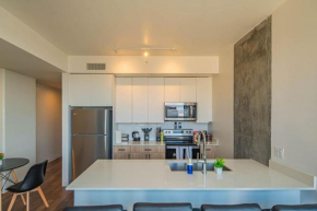Comfy 1BD - DT, Pool, Gym, Parking, High Rise
